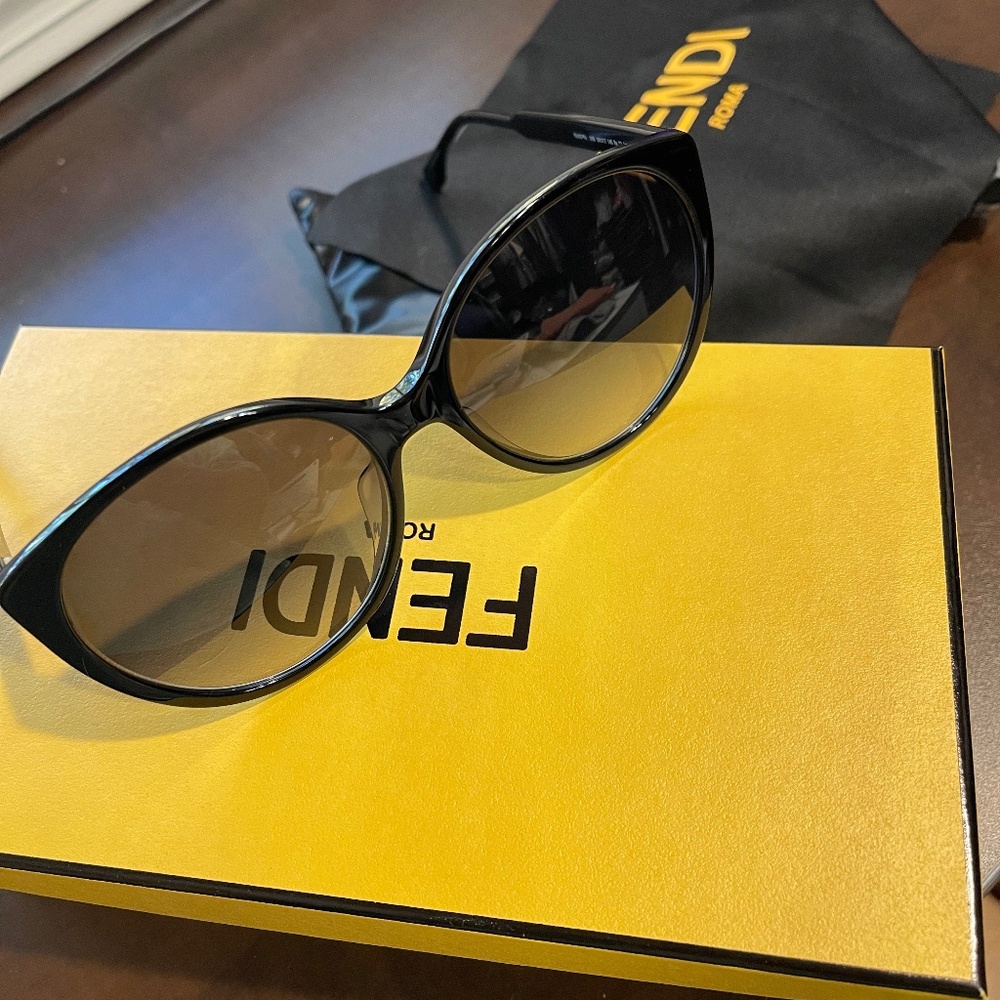Fendi Sunglasses FE40029U